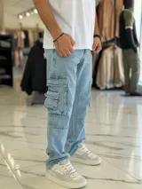 Pantalón cargo de jean estilo oversize, color celeste, con bolsillos laterales con solapa y corte recto.
