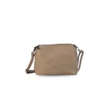 Cartera de hombro tipo hobo en símil cuero color negro, de diseño amplio y correa integrada.