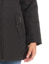 Campera capitoneada de largo midi en color bordó, con diseño de rombos en el cuerpo y mangas, y costuras diagonales en los laterales. Cuenta con cierre frontal, capucha desmontable con interior suave y panel entallado en la cintura.