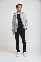 Blazer sport color gris claro con capucha integrada y cordones ajustables. Presenta solapas clásicas, cierre frontal con botones y bolsillos laterales de parche.