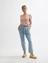 Pantalón jean de corte relaxed y tiro alto, color celeste claro, con bolsillos cargo frontales y lazo ajustable en la cintura.