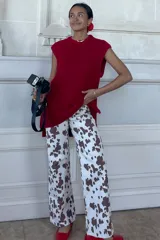 Pantalón de jean color beige con estampado de manchas marrones tipo vaca, de corte wide leg y tiro medio.