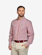 Camisa de hombre a cuadros rojos, azules y blancos, de manga larga y corte clásico.