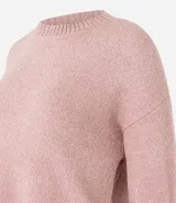 Suéter de punto texturizado con cuello redondo y mangas largas con sisa caída. Presenta un diseño liso y holgado, ideal para un estilo casual y versátil.