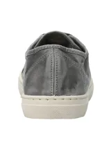 Zapatilla urbana de algodón orgánico con efecto lavado, suela de goma natural y cierre mediante cordones.