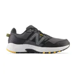 Championes de trail running New Balance 410, color gris oscuro con detalles en negro y amarillo.
