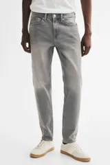 Jean de corte ajustado en denim de algodón con elastano, color gris con efecto deslavado y diseño clásico de cinco bolsillos.