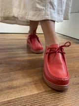 Zapato acordonado de cuero negro con suela de goma.