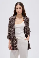 Blazer de viscosa con estampado animal print tipo dálmata en tonos marrones y beige, con cuello solapa y mangas 3/4.