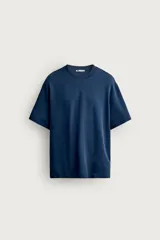 Camiseta de corte relajado, color azul oscuro, con cuello redondo y mangas cortas.
