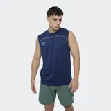 Musculosa deportiva Umbro Balance de color negro, con detalles de ribetes grises en el pecho y el logo de la marca bordado en blanco.