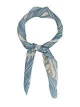 Pañuelo cuadrado de seda natural Rockford, con diseño estampado en tonos celestes y beige sobre fondo blanco.