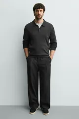 Zapatilla de estilo retro con cordones, confeccionada en una combinación de piezas de gamuza y material sintético. Presenta suela de goma a contraste y diseño de paneles laterales.