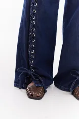 Jean wide leg de tiro medio y color azul, con cordones de denim cruzados a través de ojalillos metálicos a lo largo de los laterales delanteros.