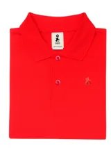 Chomba entallada de piqué color rojo, 100% algodón, con cuello clásico y tapeta de dos botones.