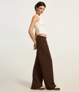 Musculosa básica de cuello redondo, confeccionada en tejido rib de algodón con textura acanalada y ajuste al cuerpo.