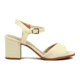 Sandalias de tacón medio cuadrado, color dorado, con tira ancha en el empeine y pulsera ajustable al tobillo con hebilla metálica.