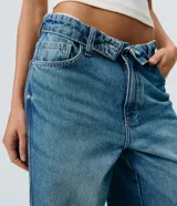 Pantalón wide leg de jean para mujer, con tiro medio, cintura doblada, costura lateral desplazada y bolsillos delanteros y traseros. Confeccionado en algodón certificado.