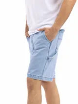 Bermuda de jean celeste con bolsillos delanteros y traseros, y presilla lateral para herramientas.