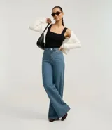 Top cropped sin mangas, color negro, con escote cuadrado y breteles anchos. Tejido acanalado de viscosa y poliamida.