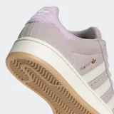 Championes Adidas Campus 00s de estilo urbano, confeccionados en cuero gamuzado color lila. Presentan las icónicas tres franjas laterales en color blanco crema, suela de goma con base color caramelo y detalles en dorado.