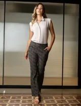 Pantalón de vestir de tiro alto con estampado a cuadros en tonos grises y negros. Corte flared.