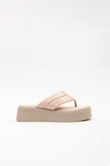 Sandalias de plataforma color negro, de tipo ojota con tira ancha acolchada y suela gruesa.
