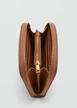 Billetera Mango modelo Bilmacu de tamaño mediano, color tostado con efecto saffiano, cierre de cremallera y logo en relieve.