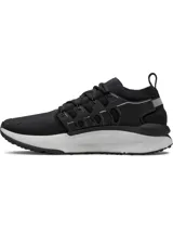 Championes Under Armour modelo Phantom X, de diseño deportivo y futurista. Presentan una parte superior de tejido transpirable en color negro, con estructura de TPU en el mediopié para mayor soporte y una entresuela de espuma supercrítica en color gris claro. Incluyen el logo de la marca en el lateral y una suela de goma con tracción superior.