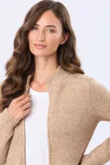 Campera tejida de abrigo color beige, con cierre frontal, cuello alto y bolsillos laterales.