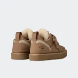 Championes UGG modelo Lo Lowmel, de perfil bajo en color marrón. Presentan una combinación de gamuza y malla, con cordones anchos, interior forrado en piel sintética y suela de plataforma de EVA.