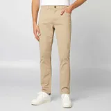 Pantalón chino de corte slim y diseño clásico en color beige, con bolsillos laterales y traseros tipo ojal.