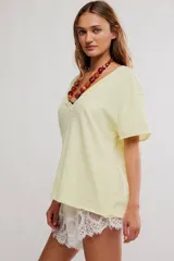 Remera de algodón celeste, de corte oversize con escote en V amplio y mangas cortas caídas.