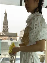 Remera blanca de algodón con estampado color cobre y mangas de broderie negro con elástico.