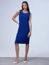 Conjunto de fiesta azul eléctrico, compuesto por un vestido midi de seda fría con aplique de encaje en el escote y una chaqueta corta de encaje con mangas tres cuartos.