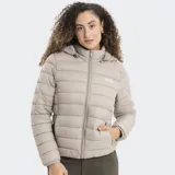 Campera puffer Reef de color beige, con diseño acolchado, cierre frontal completo, capucha desmontable y logo de la marca en el pecho.