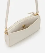 Cartera bandolera pequeña de poliuretano negro, con correa larga y cierre de cremallera.