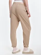 Pantalón de dormir de micro polar con tacto suave, diseño holgado, cintura elastizada con cordón ajustable, bolsillos laterales y puños elastizados en los tobillos.