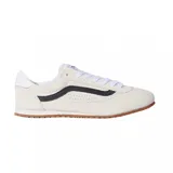 Championes Vans modelo Super Lowpro, color crema con la icónica banda lateral en negro. Confeccionados en gamuza perforada, cuentan con cordones blancos y suela de goma color caramelo.