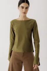 Remera de manga larga con cuello bote, confeccionada en tejido de algodón. Presenta un corte recto y aberturas laterales en los puños.