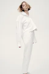Jean tobillero de cinco bolsillos en denim de algodón blanco, con tiro alto y piernas de corte recto.
