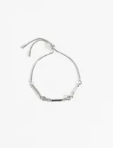 Pulsera plateada con cadena ajustable y detalles de strass.