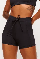 Short deportivo negro de tiro alto con cintura elástica y cordón ajustable.