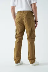 Pantalón cargo color marrón, de corte regular, con bolsillos cargo en las piernas y puños rectos.