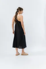 Vestido midi negro con panel frontal blanco, de corte amplio, escote recto y tiras anchas.