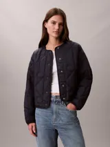 Campera acolchada ligera Calvin Klein de color azul marino, con cuello redondo, diseño acolchado con emblema CK integral, cierre frontal con botones a presión y manga larga de corte regular.