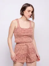 Short de tejido de punto con elástico y cordón ajustable en la cintura. Presenta un tejido jaspeado en tonos terracota, rosado y blanco.