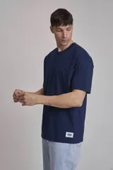 Remera verde oscuro de corte holgado y mangas cortas.