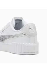 Championes Puma Carina 3.0, modelo deportivo para mujer en color blanco con franja lateral negra y suela de plataforma texturizada.