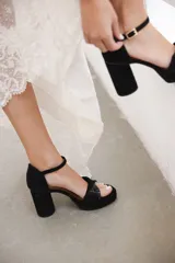 Sandalias de taco alto color blanco, con plataforma, taco cilíndrico, capellada con tira cruzada y tira ajustable al tobillo con hebilla dorada.